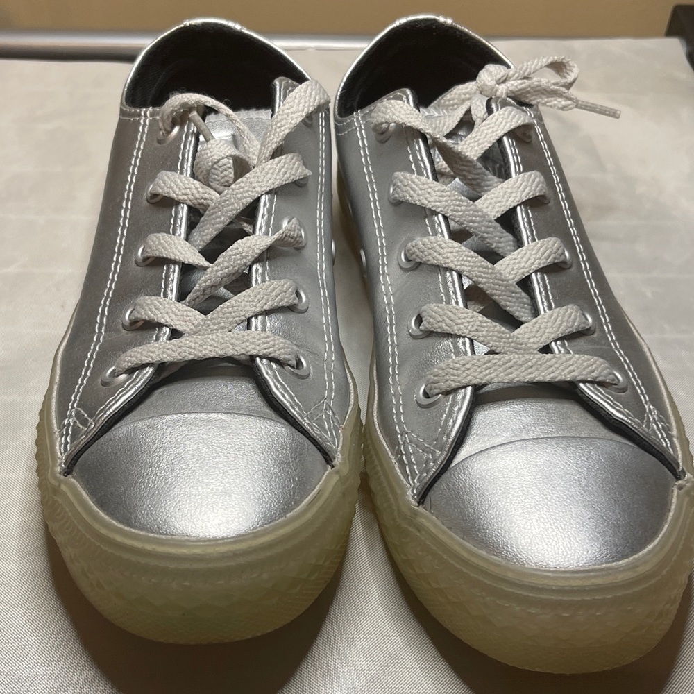 ✨Converse silver low top shoes juniors used size 3…clear sole💫